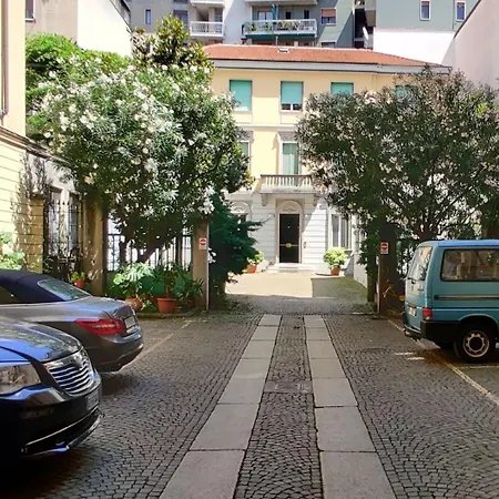 Luxury Quiet Above Subway Appartement